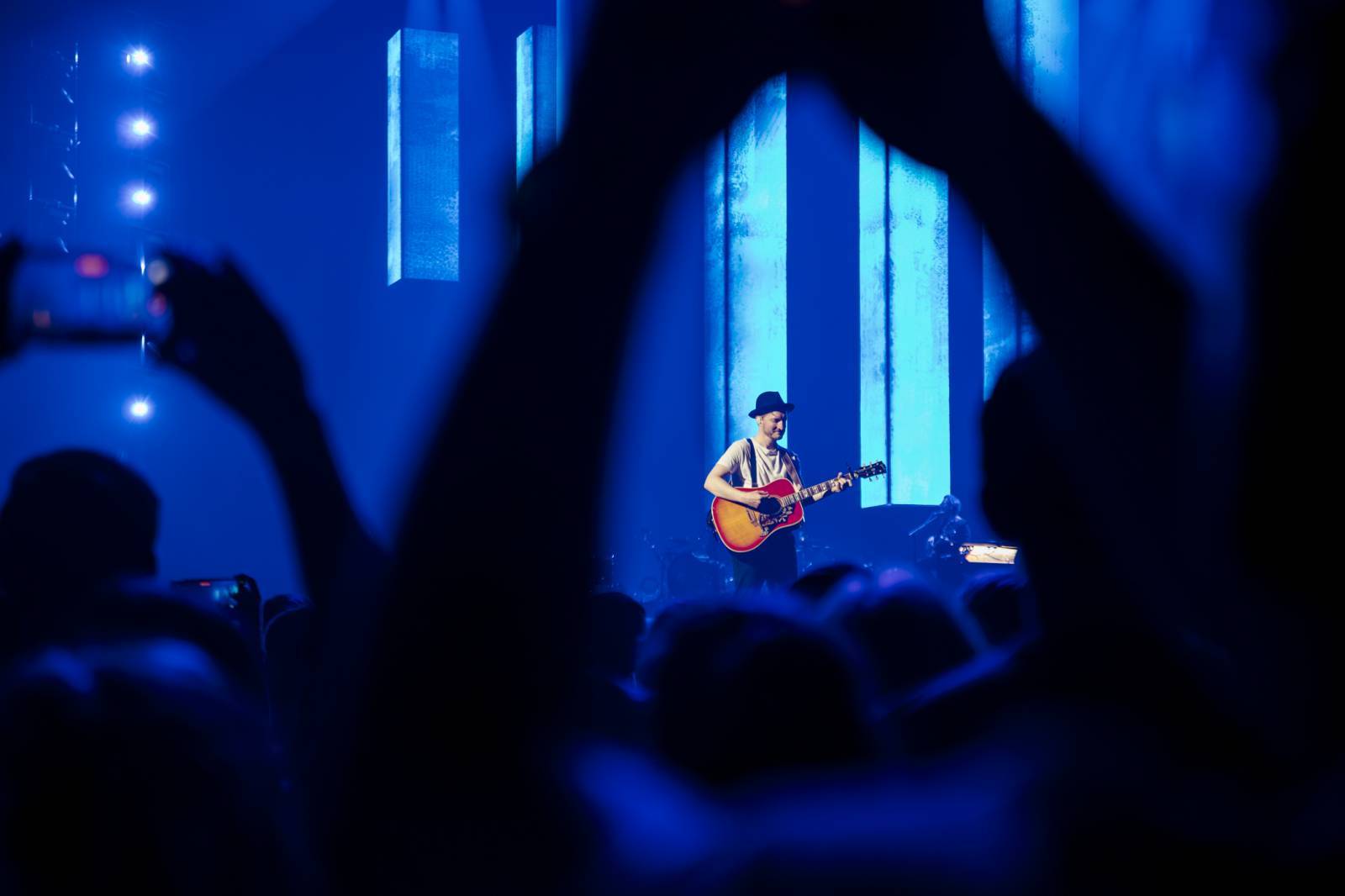 LIVE: The Lumineers byli v pražské O2 areně hudebně poctiví, ale co se týká emocí, velká bída