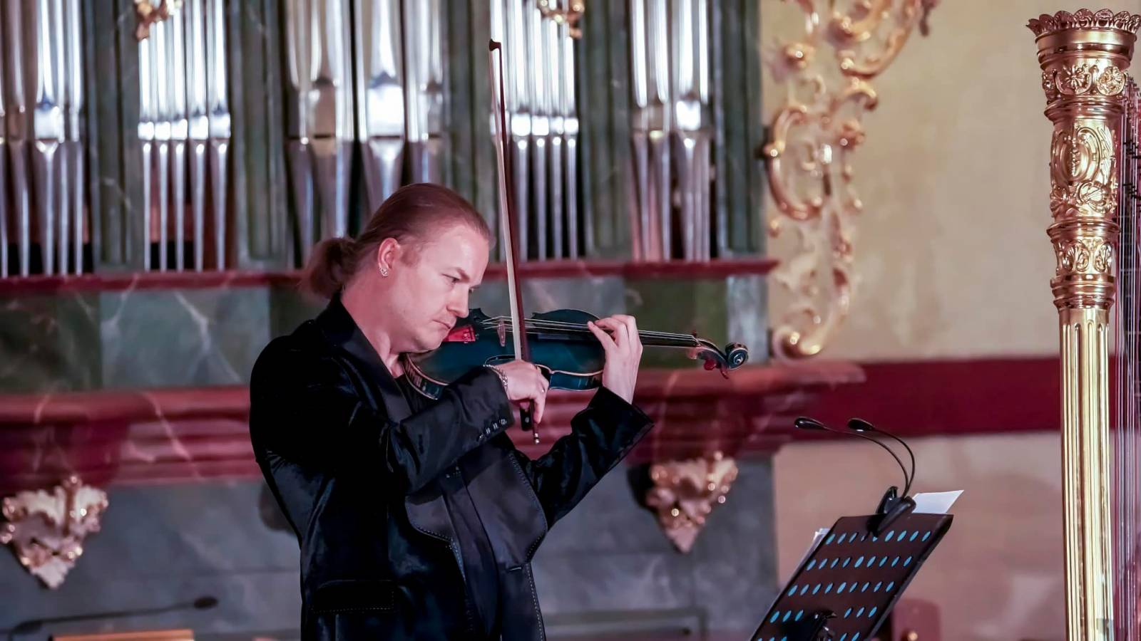 LIVE: Pavel Šporcl jako Rebel s modrými houslemi vzdal hold světovým rockovým hitům