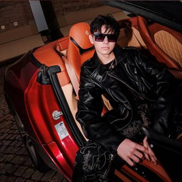 TOP 7 videoklipů týdne: Jelen vyměnil zpěváka, Pepa Vojtek a další připíjí Alkeholu a Lewis Capaldi hlásí comeback