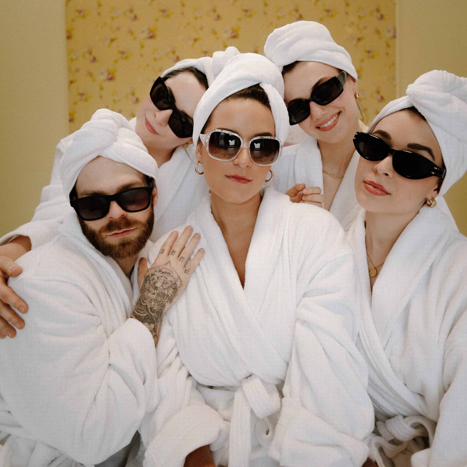 TOP 7 videoklipů týdne: Jelen vyměnil zpěváka, Pepa Vojtek a další připíjí Alkeholu a Lewis Capaldi hlásí comeback