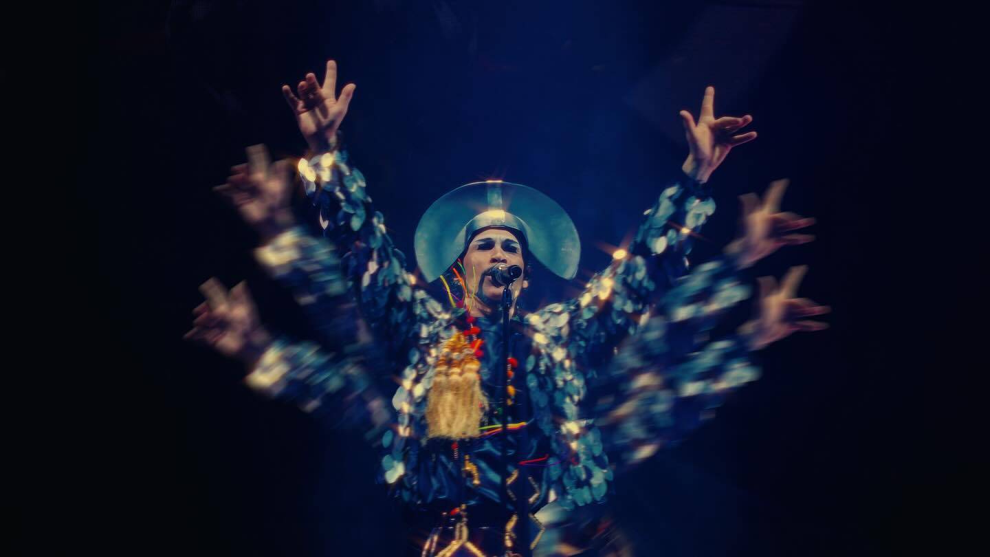 LIVE: Barevná show plná rekvizit, vypiplané choreografie a povedených kostýmů. Empire of the Sun si podmanili české publikum