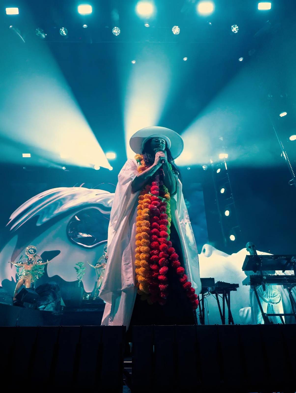 LIVE: Barevná show plná rekvizit, vypiplané choreografie a povedených kostýmů. Empire of the Sun si podmanili české publikum