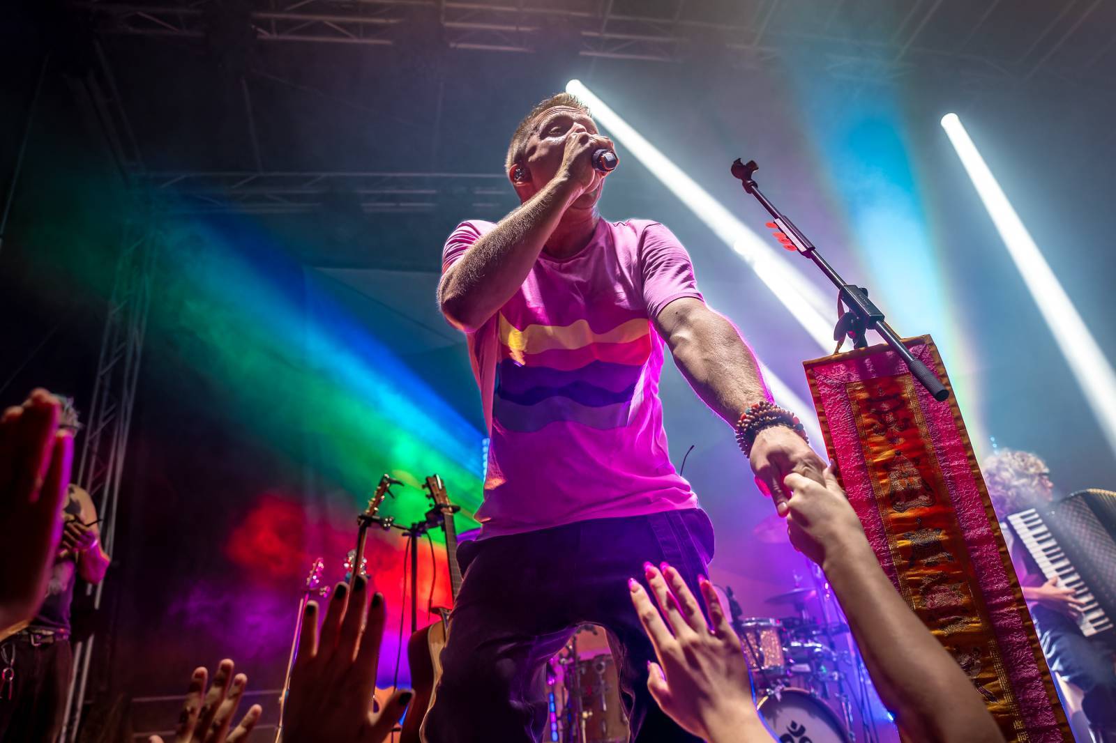 LIVE: Koncert Tomáše Kluse v Boršicích u Blatnice odfoukl vítr. Zpěváka ale nezastavil