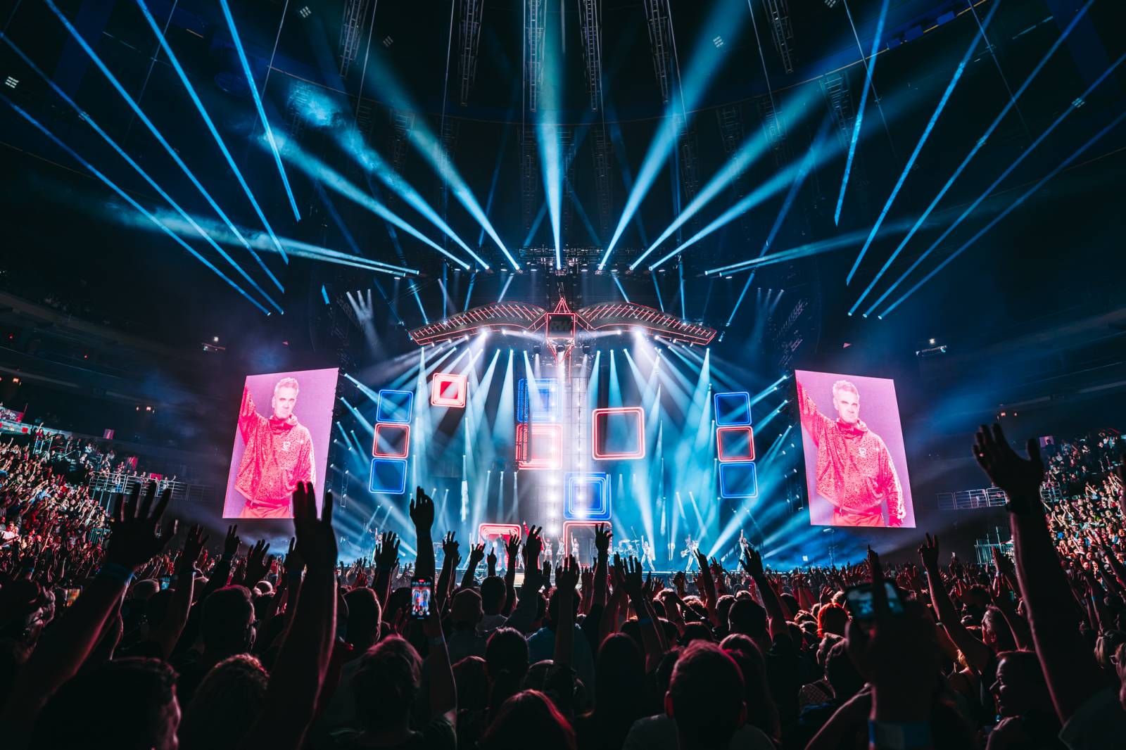 LIVE: Britský král Robbie Williams v Praze předvedl luxusní show napěchovanou hity, humorem i dojemnými momenty