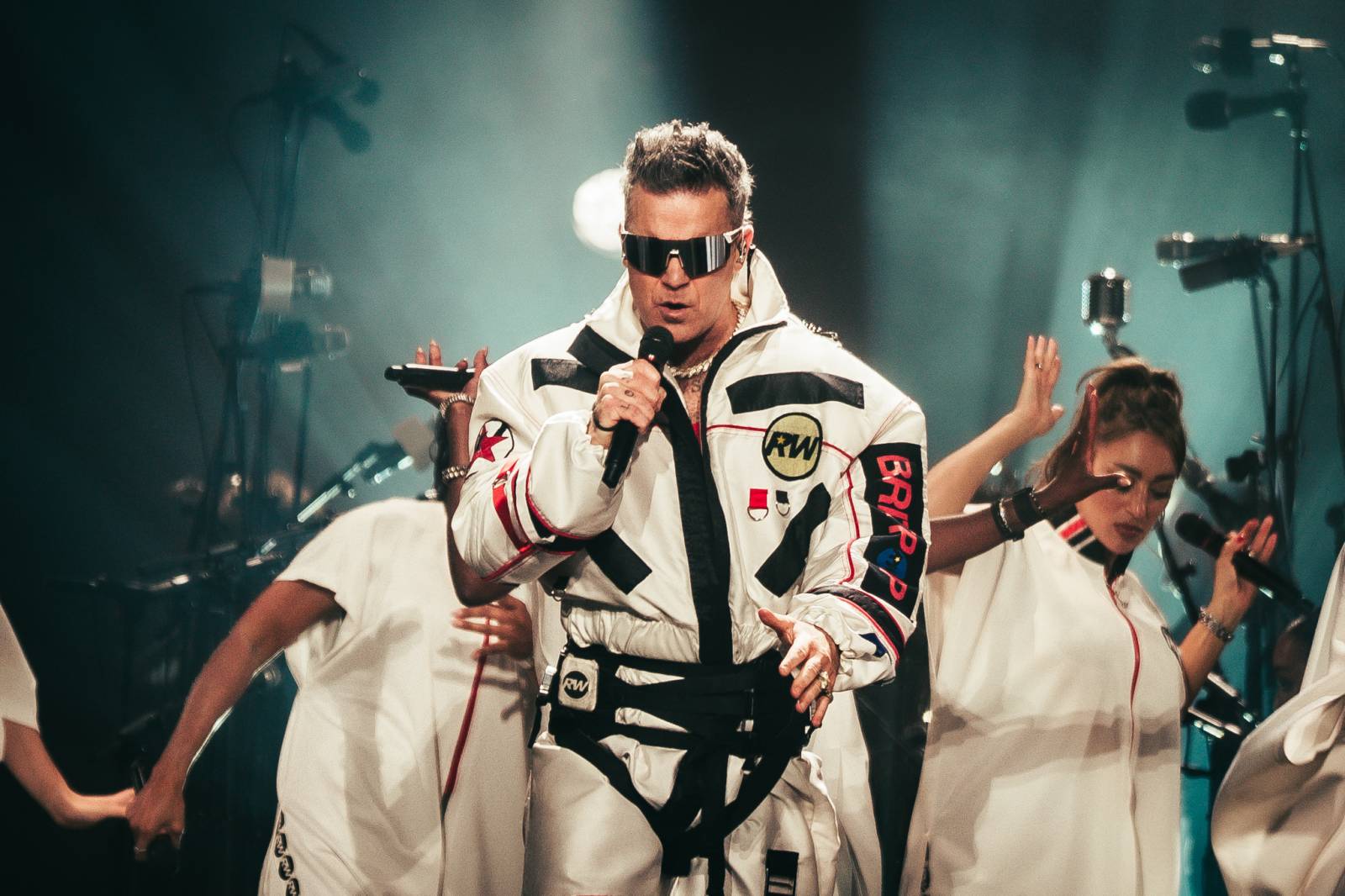 LIVE: Britský král Robbie Williams v Praze předvedl luxusní show napěchovanou hity, humorem i dojemnými momenty