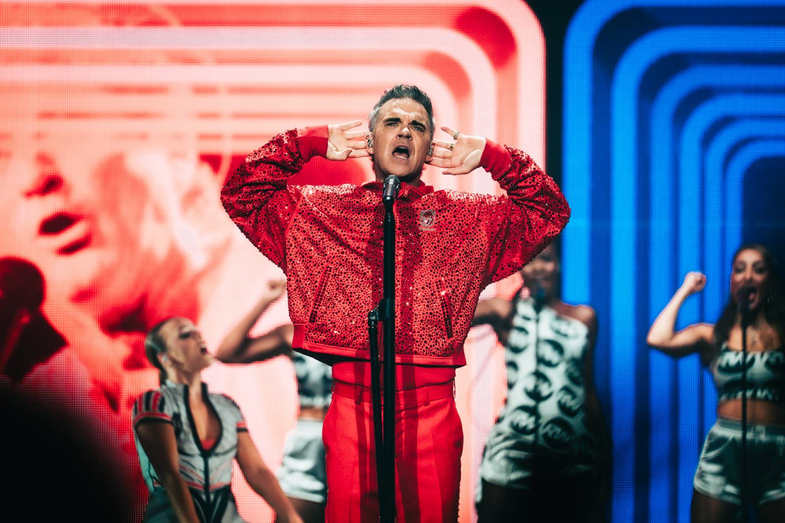 LIVE: Britský král Robbie Williams v Praze předvedl luxusní show napěchovanou hity, humorem i dojemnými momenty