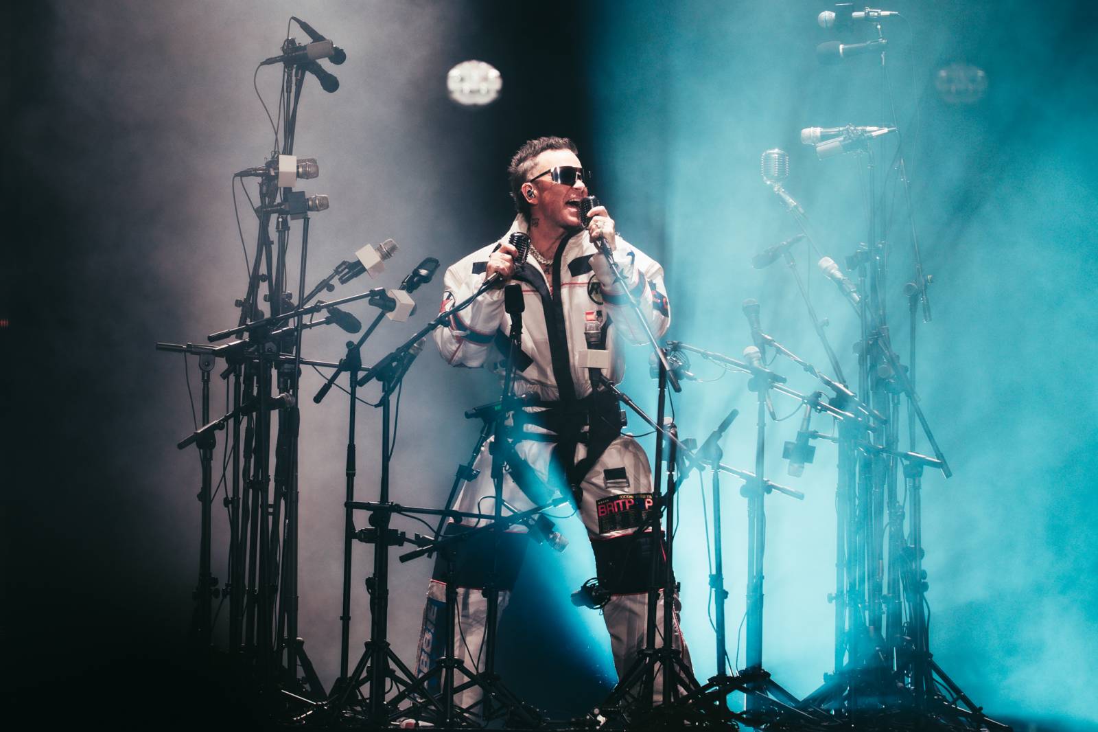 LIVE: Britský král Robbie Williams v Praze předvedl luxusní show napěchovanou hity, humorem i dojemnými momenty