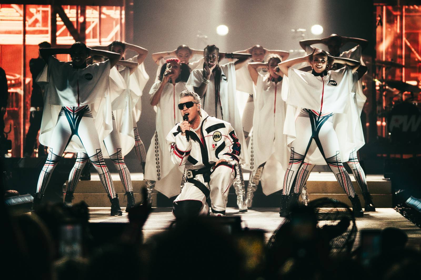 LIVE: Britský král Robbie Williams v Praze předvedl luxusní show napěchovanou hity, humorem i dojemnými momenty