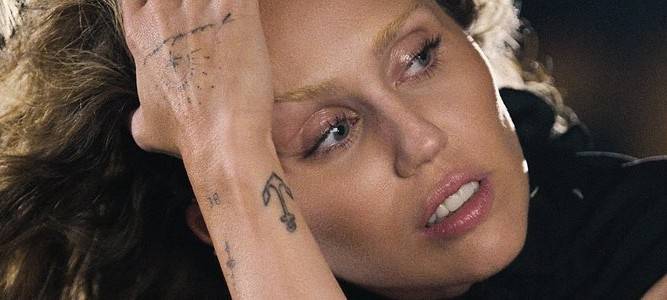 TOP 7 videoklipů týdne: Chinaski natáčeli na zámku, Harlej s kolegy z branže. Martin Chobot a Miley Cyrus přichází s intimní zpovědí