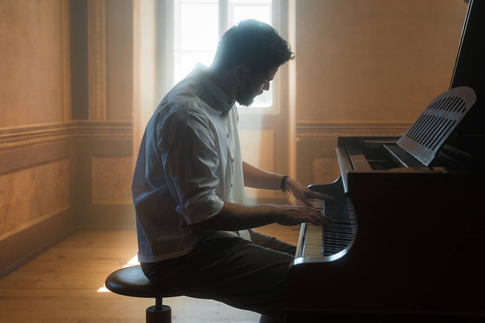 TOP 7 videoklipů týdne: Chinaski natáčeli na zámku, Harlej s kolegy z branže. Martin Chobot a Miley Cyrus přichází s intimní zpovědí