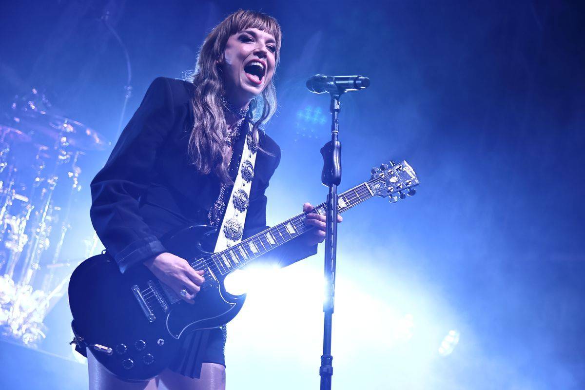 LIVE: Halestorm ani po dvou dekádách nedochází dech. V Praze uctili památku Ozzyho Osbourna