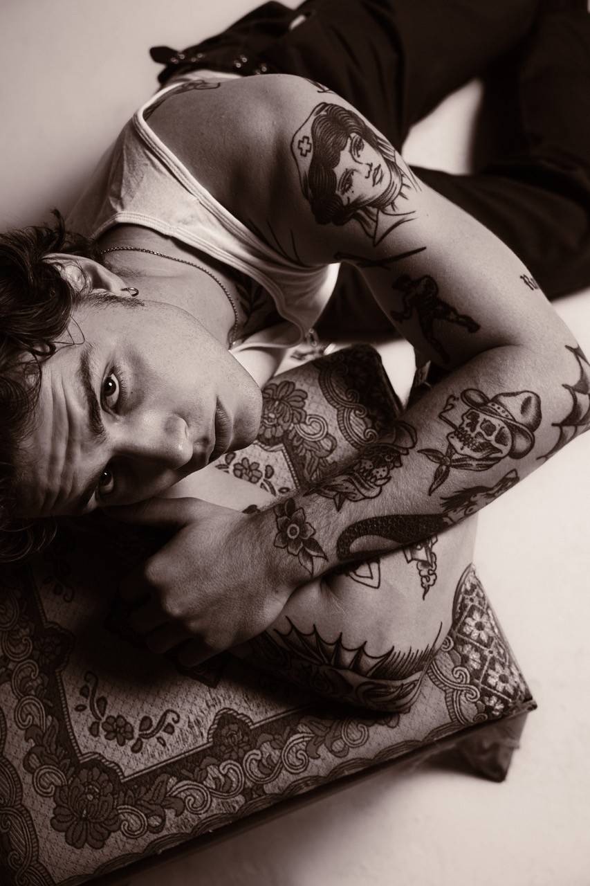 TOP 7 videoklipů týdne: Roman Holý vydává sólové album, Vojtaano brnká na vážnější strunu a spolupráce Ewy Farne a Calina