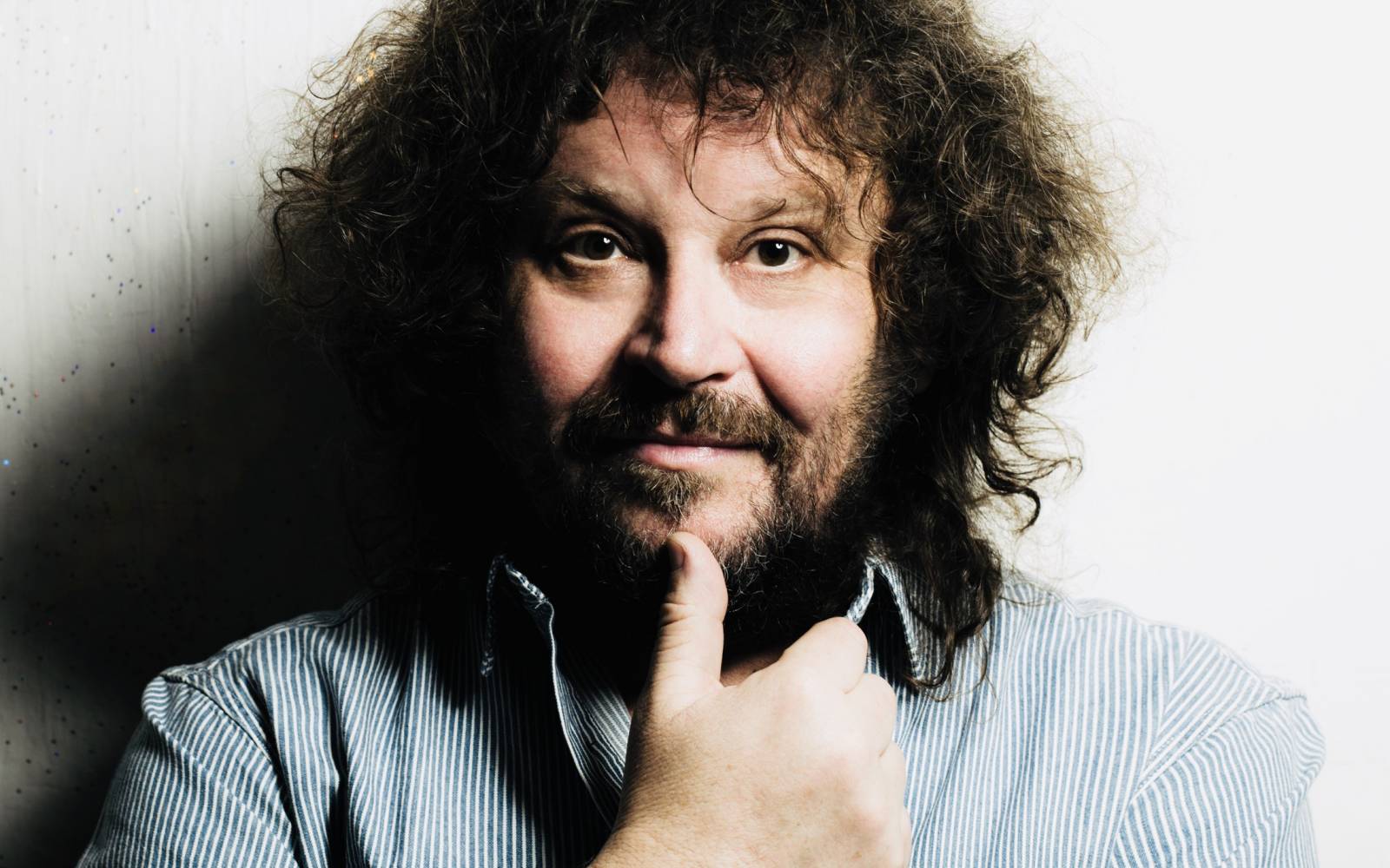 TOP 7 videoklipů týdne: Roman Holý vydává sólové album, Vojtaano brnká na vážnější strunu a spolupráce Ewy Farne a Calina