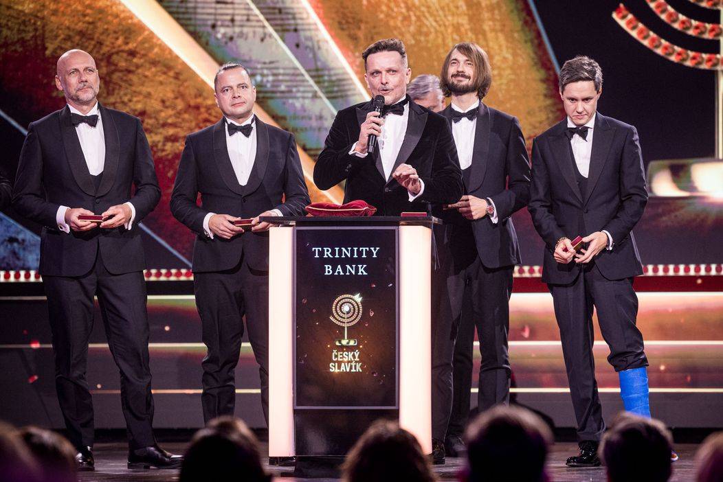 Českého slavíka ovládla Ewa Farna. Síň slávy vítá Vladimíra Mišíka, vzpomínalo se na Annu Julii Slováčkovou 