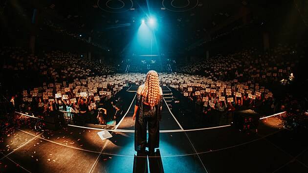 LIVE: Divoká jako ta řeka. Uhrančivá Kateřina Marie Tichá s kapelou Bandjeez dojala fanoušky v O2 universu