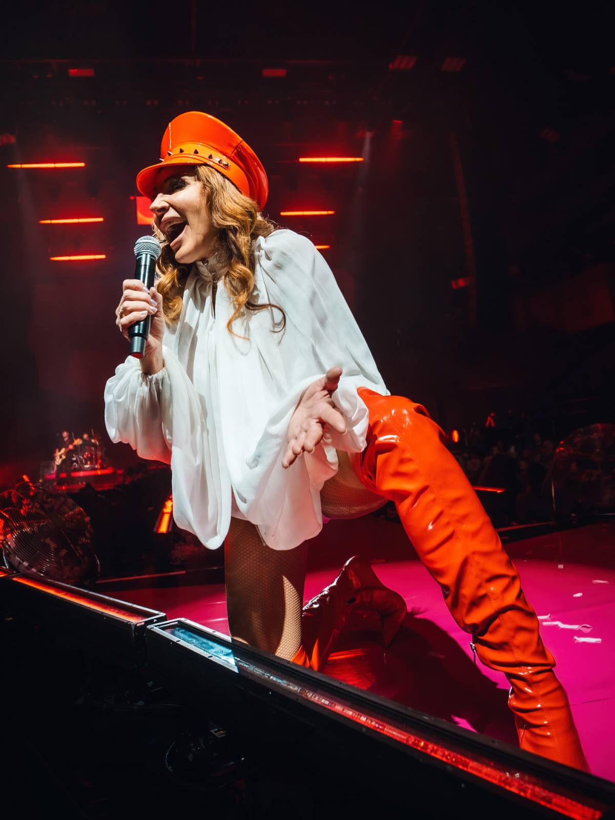 LIVE: Kostýmy, konfety, ohně, vlajky i česká hymna. Olga Lounová nakrmila O2 Universum svými písničkami a velkolepou vizuální show