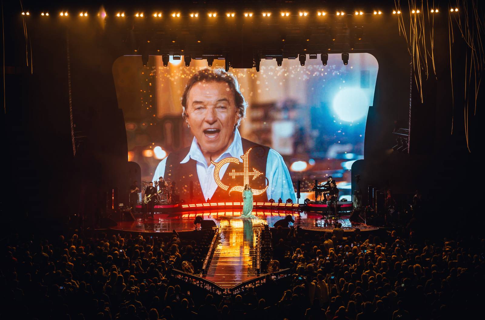 LIVE: Kostýmy, konfety, ohně, vlajky i česká hymna. Olga Lounová nakrmila O2 Universum svými písničkami a velkolepou vizuální show