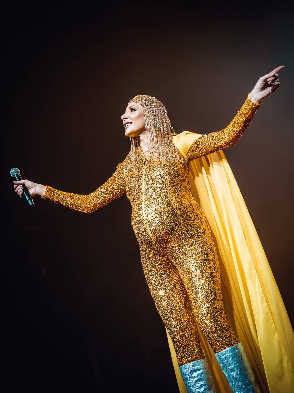 LIVE: Kostýmy, konfety, ohně, vlajky i česká hymna. Olga Lounová nakrmila O2 Universum svými písničkami a velkolepou vizuální show