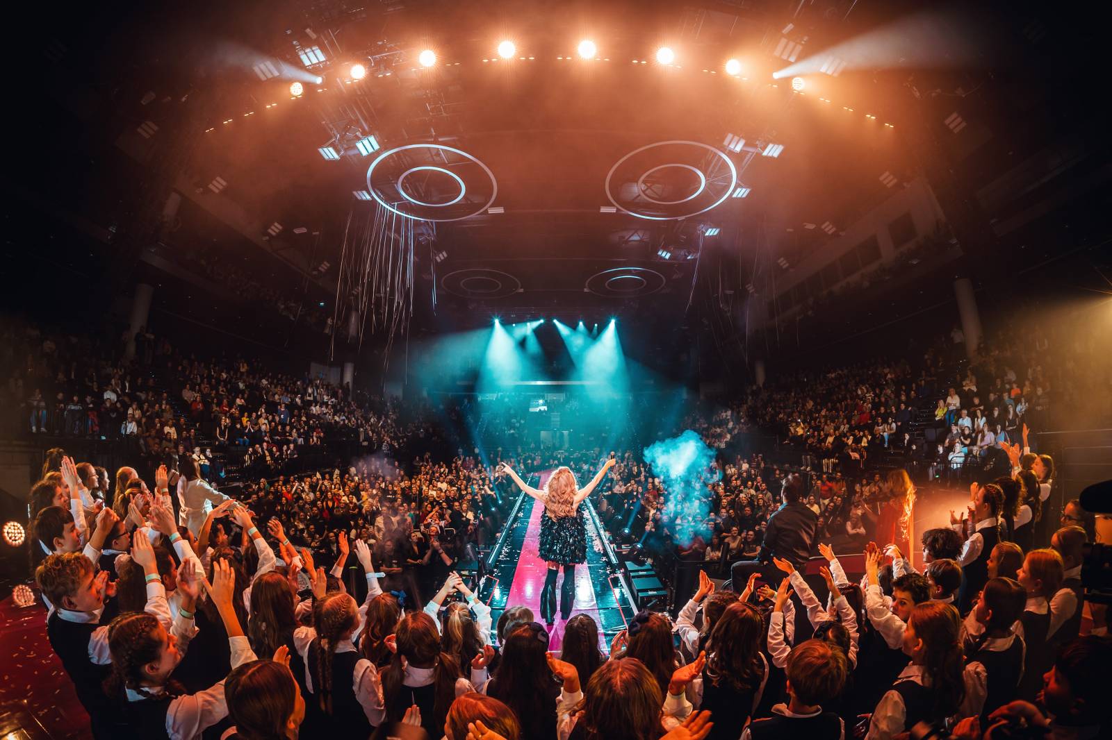 LIVE: Kostýmy, konfety, ohně, vlajky i česká hymna. Olga Lounová nakrmila O2 Universum svými písničkami a velkolepou vizuální show