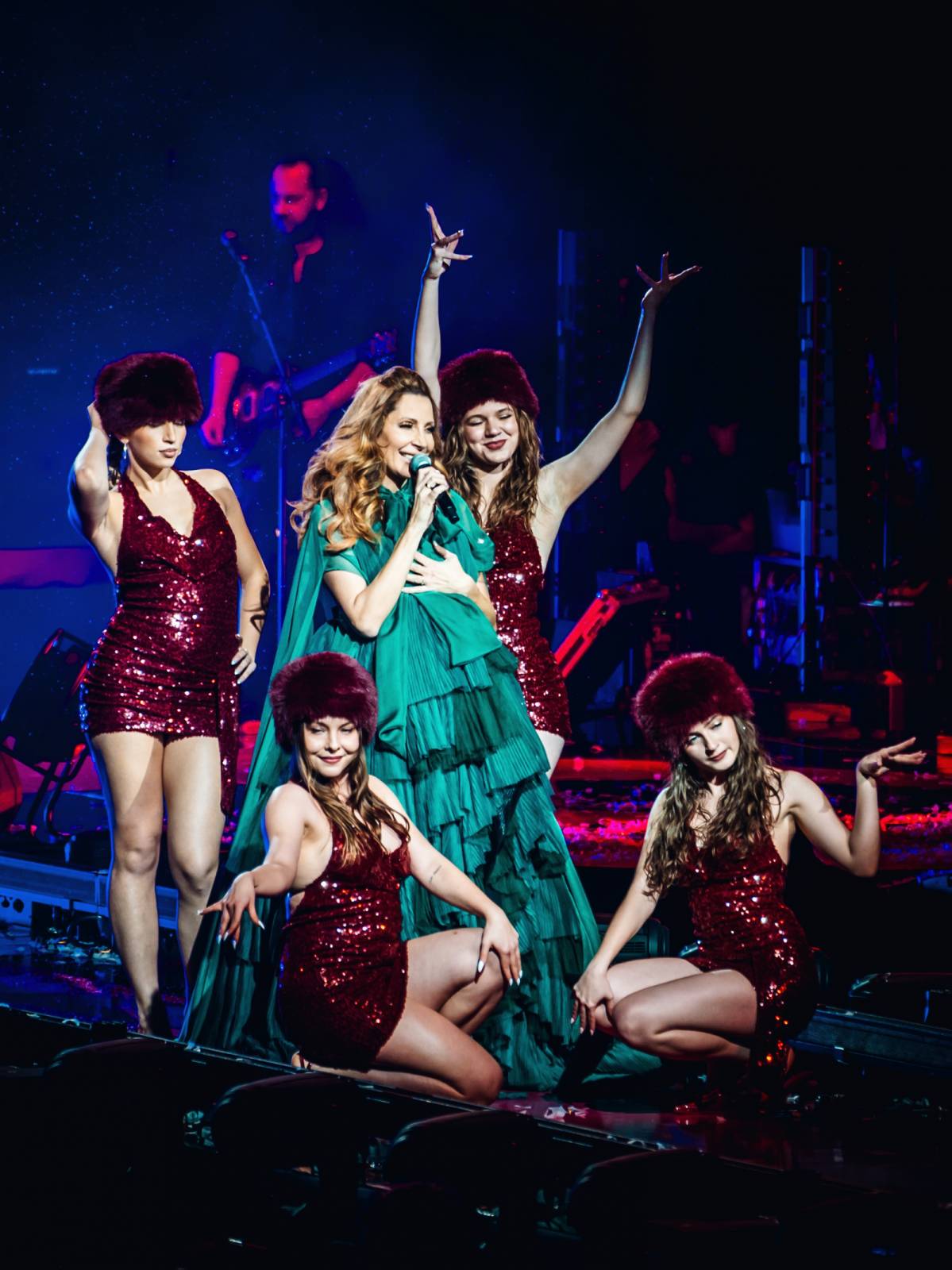 LIVE: Kostýmy, konfety, ohně, vlajky i česká hymna. Olga Lounová nakrmila O2 Universum svými písničkami a velkolepou vizuální show