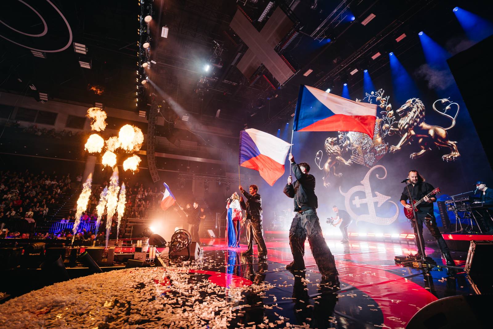 LIVE: Kostýmy, konfety, ohně, vlajky i česká hymna. Olga Lounová nakrmila O2 Universum svými písničkami a velkolepou vizuální show