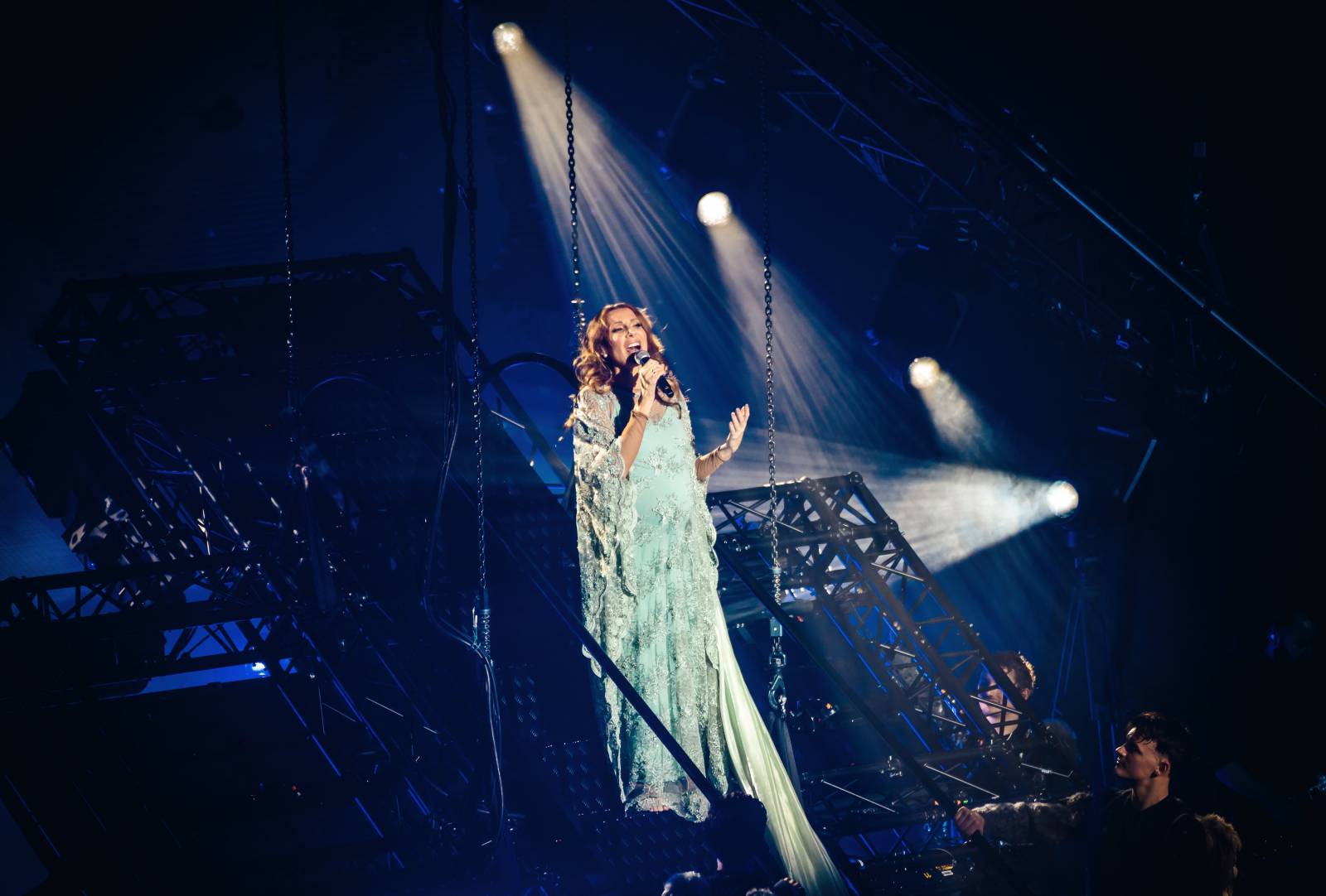 LIVE: Kostýmy, konfety, ohně, vlajky i česká hymna. Olga Lounová nakrmila O2 Universum svými písničkami a velkolepou vizuální show