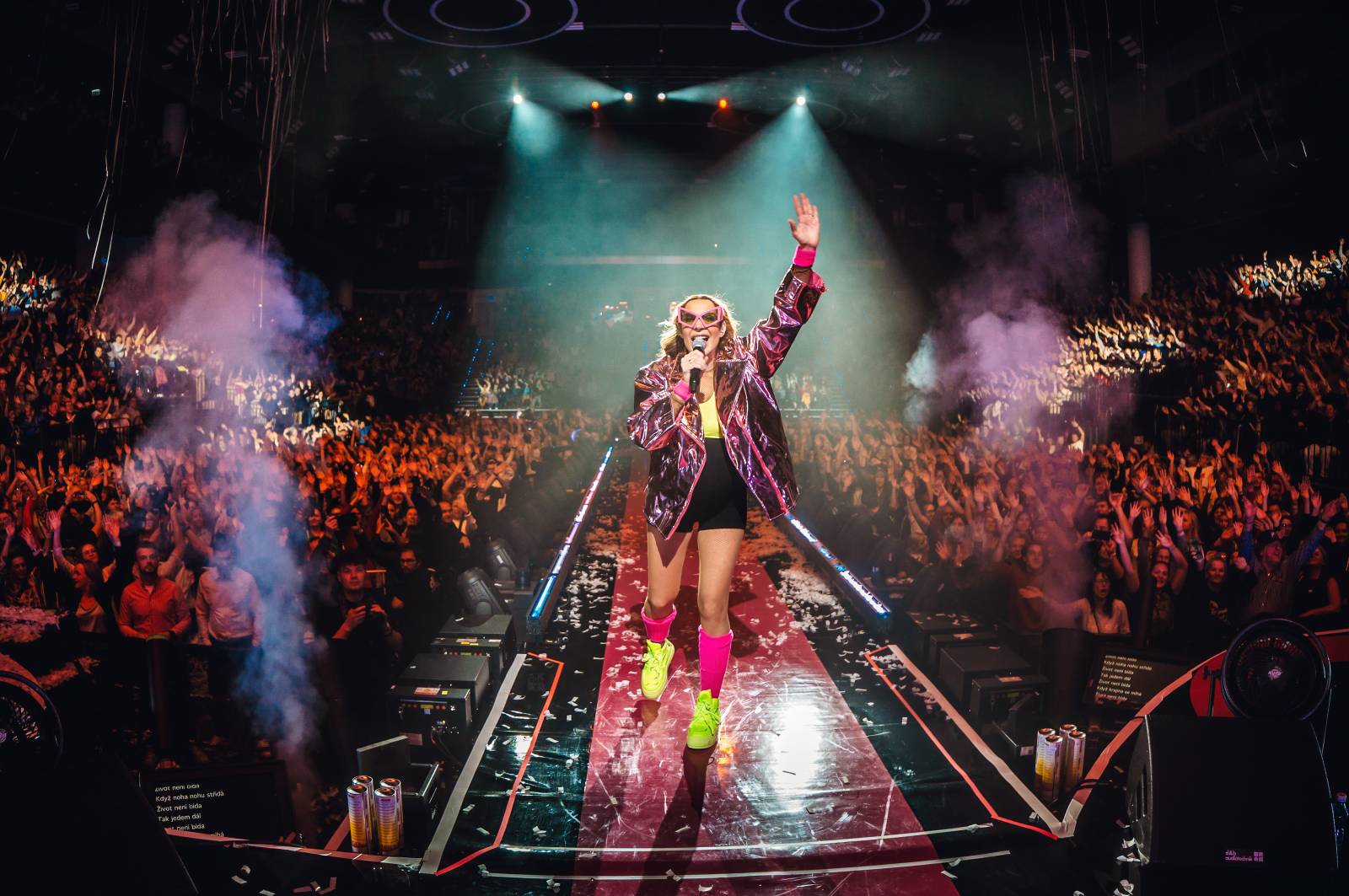 LIVE: Kostýmy, konfety, ohně, vlajky i česká hymna. Olga Lounová nakrmila O2 Universum svými písničkami a velkolepou vizuální show