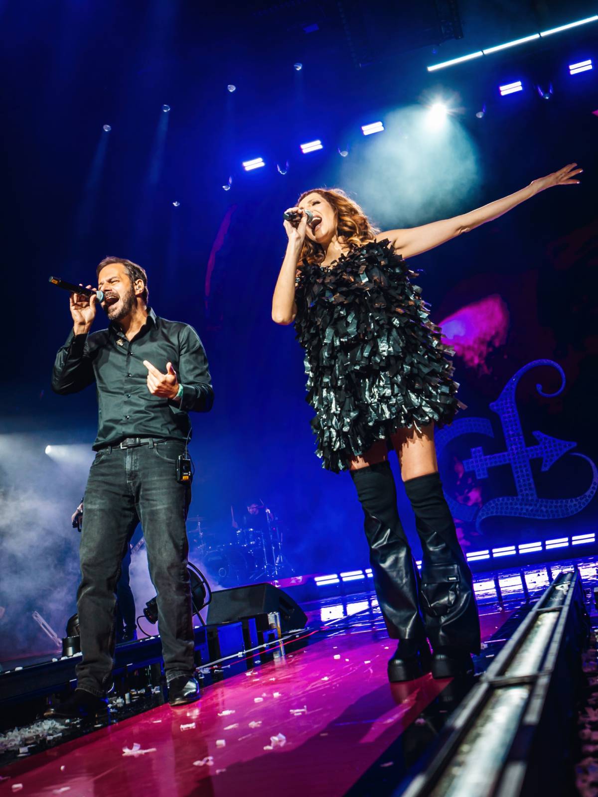 LIVE: Kostýmy, konfety, ohně, vlajky i česká hymna. Olga Lounová nakrmila O2 Universum svými písničkami a velkolepou vizuální show