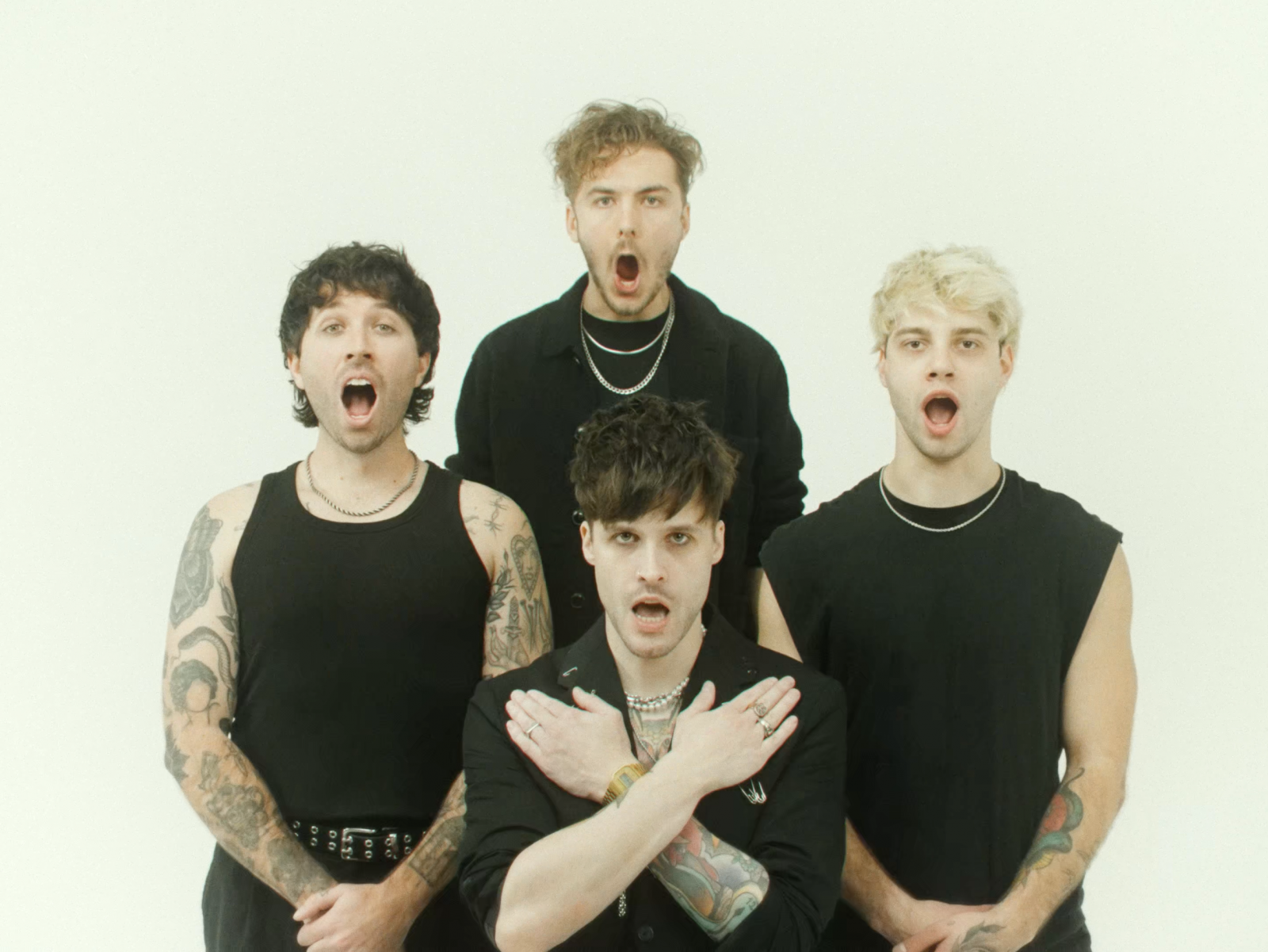 TOP 7 videoklipů týdne: Fast Food Orchestra přidává plyn, Jiří Krhut zatahuje pupek a MØNØDREAM vypráví o hledání síly