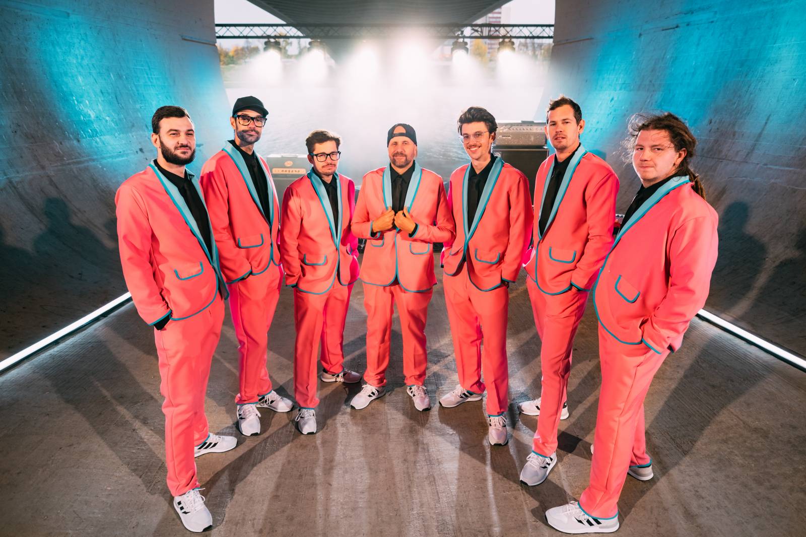 TOP 7 videoklipů týdne: Fast Food Orchestra přidává plyn, Jiří Krhut zatahuje pupek a MØNØDREAM vypráví o hledání síly