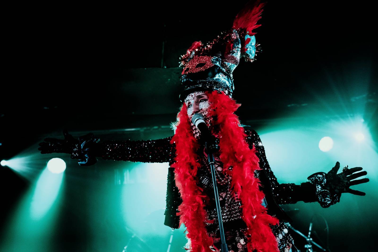 LIVE: Jana Kratochvílová a Illuminati.ca nabili pražské Rock Café kosmickou energií a pokřtili nové album 