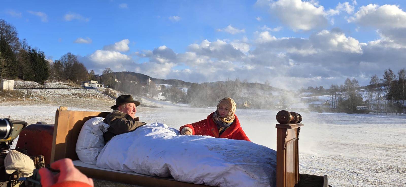 VIDEO: Roman Holý natočil klip o studii nejhoršího muže světa. Zahráli si v něm Jiří Lábus a Anna Polívková
