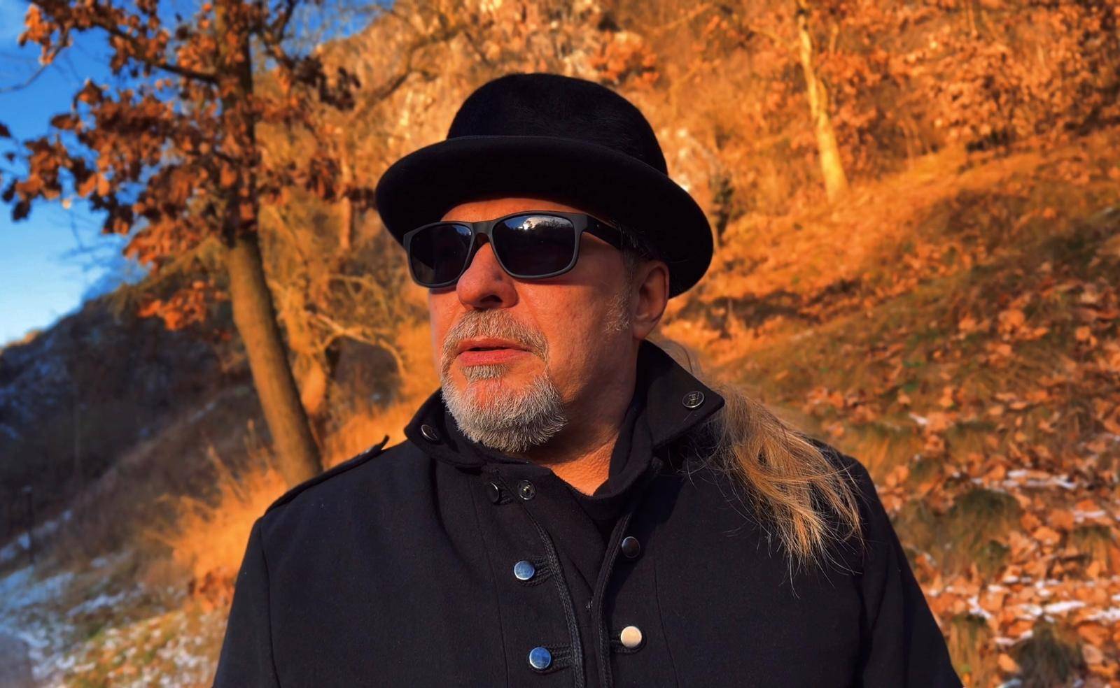 TOP 7 videoklipů týdne: Petr Kolář natáčel se svými syny, Hentai Corporation a P/ST avizují novinkou společné koncerty