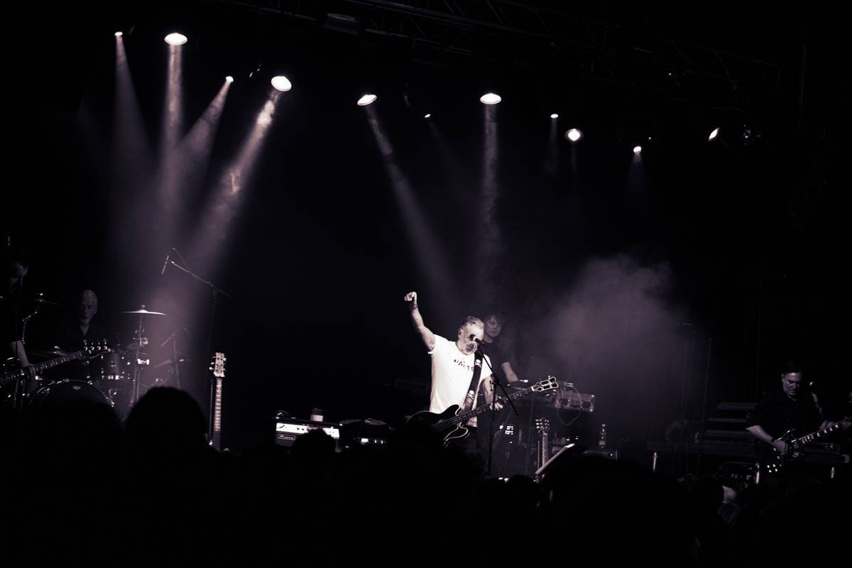 LIVE: Návrat do minulosti. Peter Hook oživil v Brně písně Joy Division i New Order