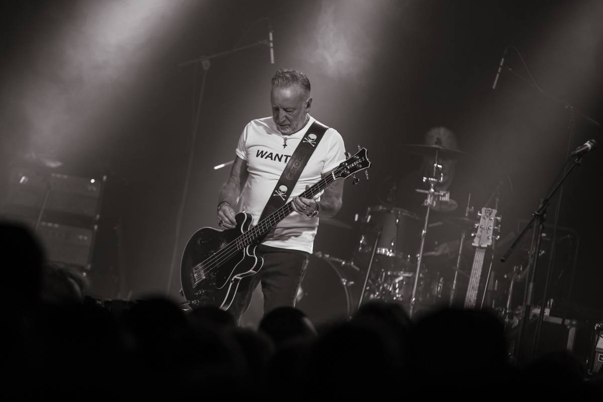 LIVE: Návrat do minulosti. Peter Hook oživil v Brně písně Joy Division i New Order