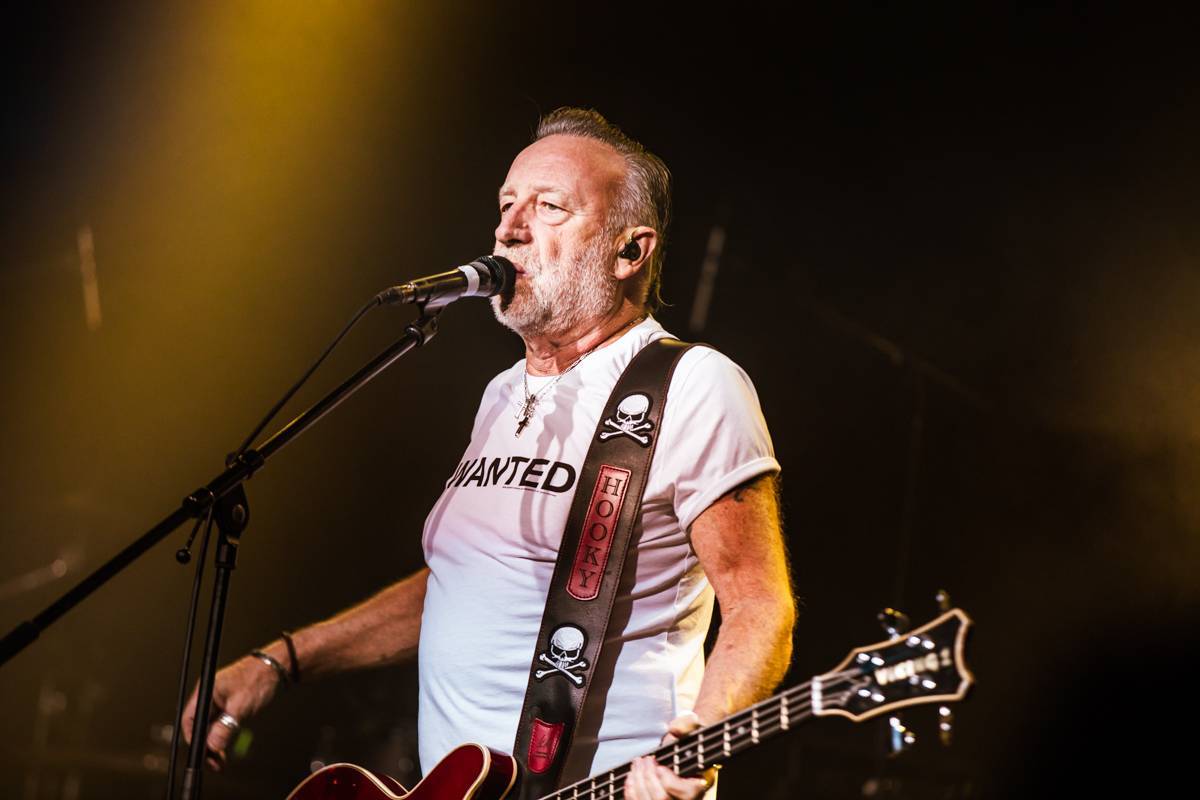 LIVE: Návrat do minulosti. Peter Hook oživil v Brně písně Joy Division i New Order