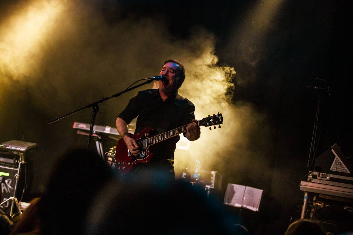 LIVE: Návrat do minulosti. Peter Hook oživil v Brně písně Joy Division i New Order