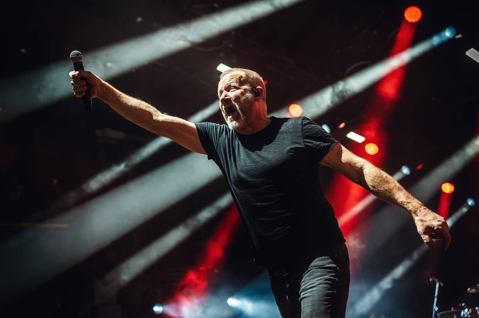 LIVE: David Koller s kapelou ve Foru Karlín spojili snovou atmosféričnost s rockovou gradací a pokřtili novou desku