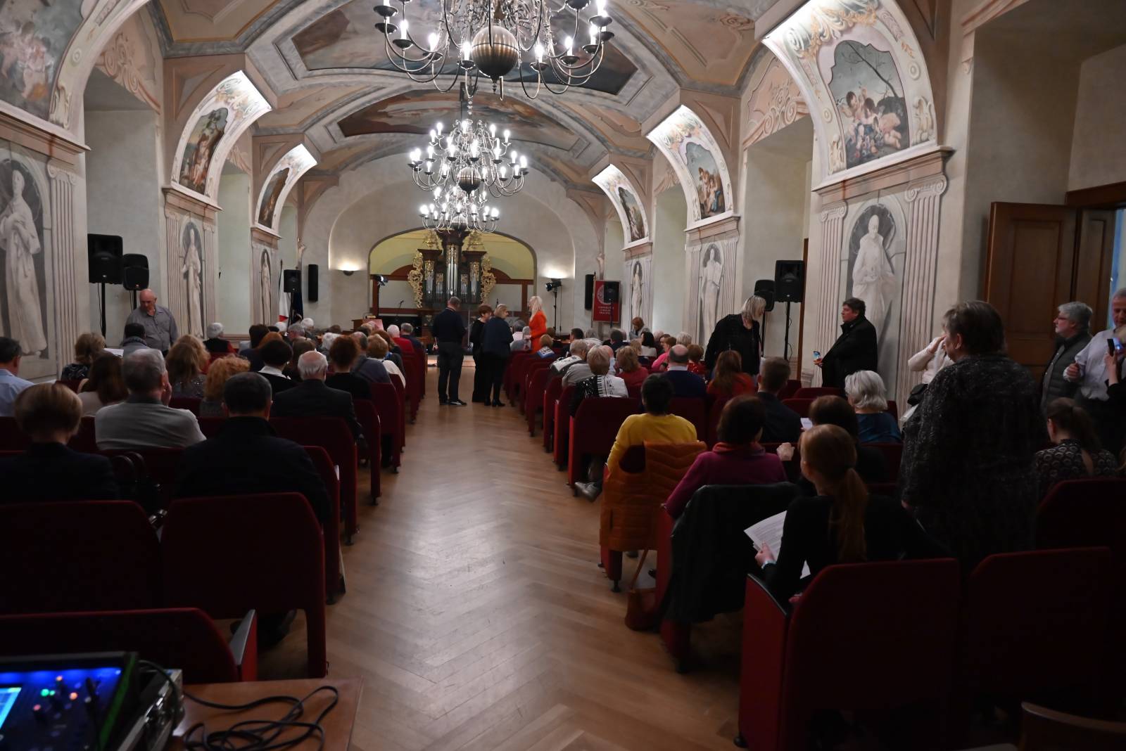 LIVE: Pavel Šporcl s rockovou kapelou sklidil ovace ve stoje, kromě Paganiniho zahrál i hity Queen nebo Led Zeppelin