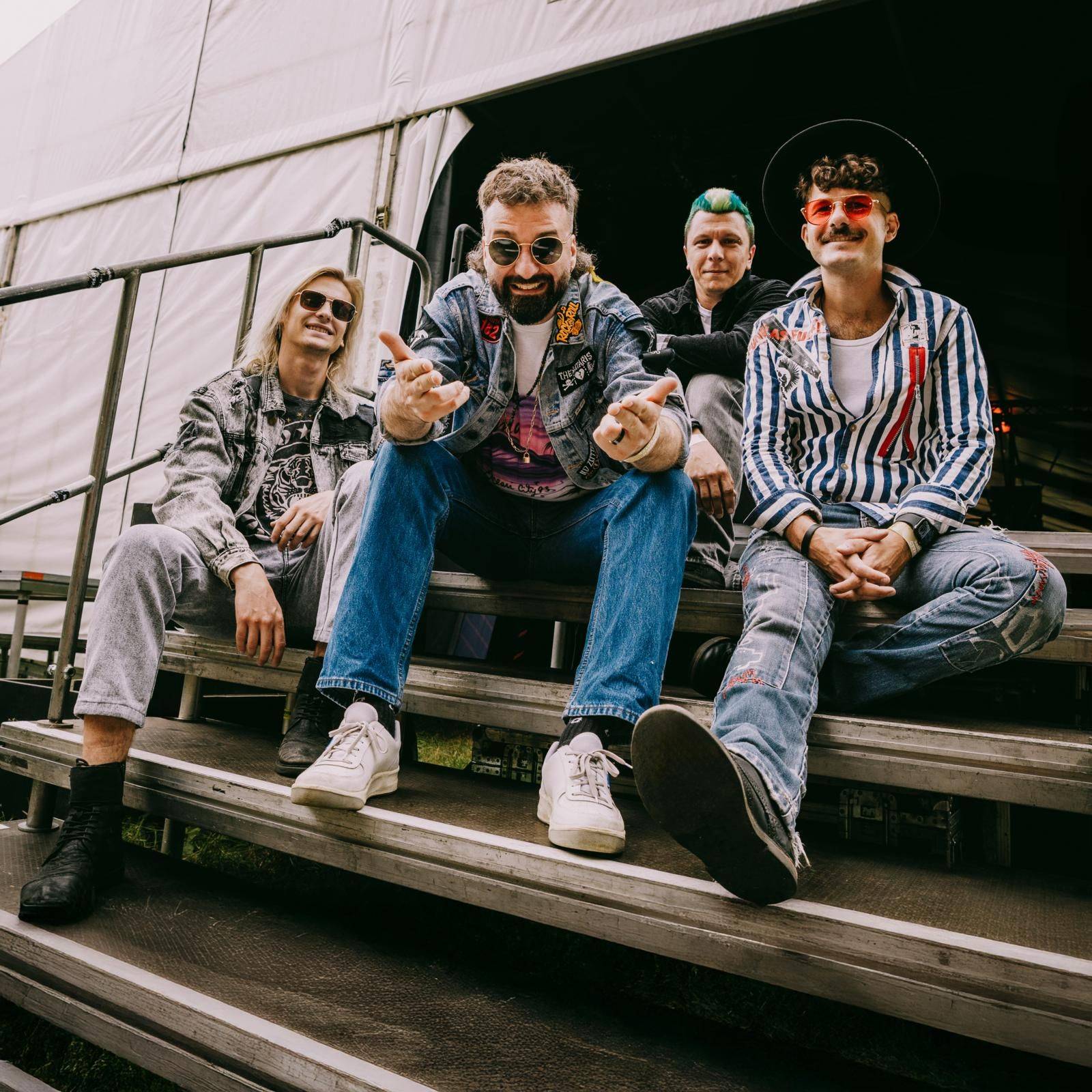 TOP 7 videoklipů týdne: Céline Dion hlásí comeback, Civilní Obrana zve na největší koncert kariéry a GUFRAU a Marie April spojili síly