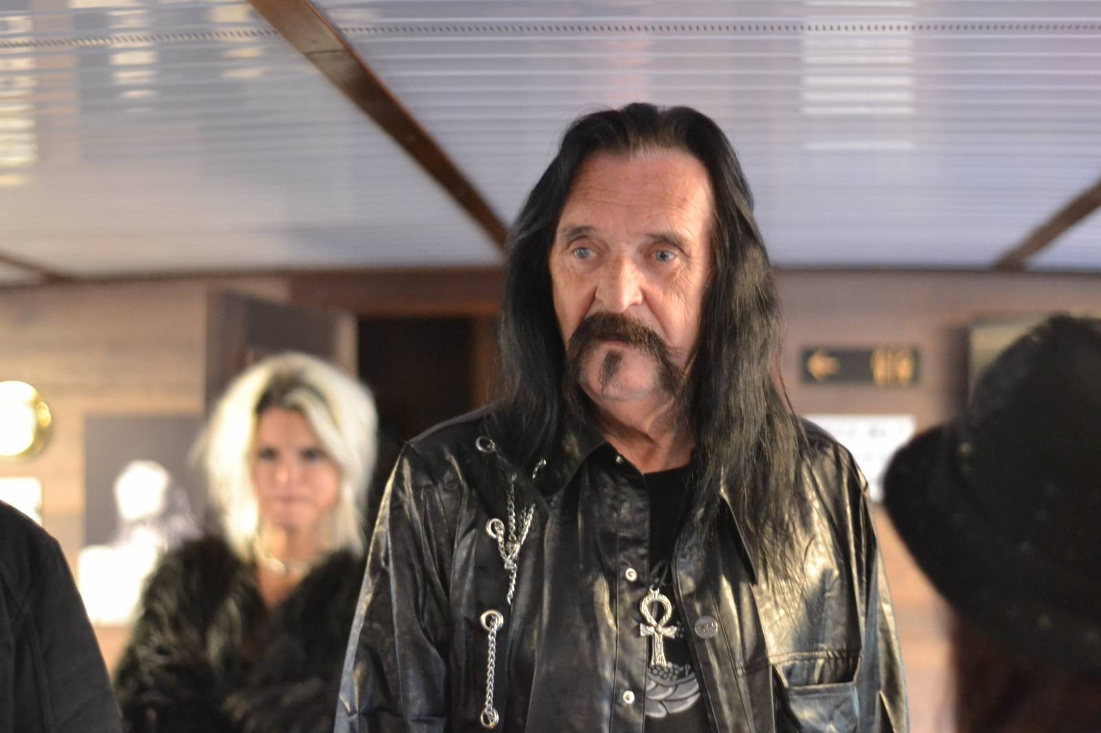 LIVE: Oslavenec Jiří Hrubeš dostal na lodi k narozeninám kontrabas, přáli mu Jana Kratochvílová, František Ringo Čech i Ondřej Hejma