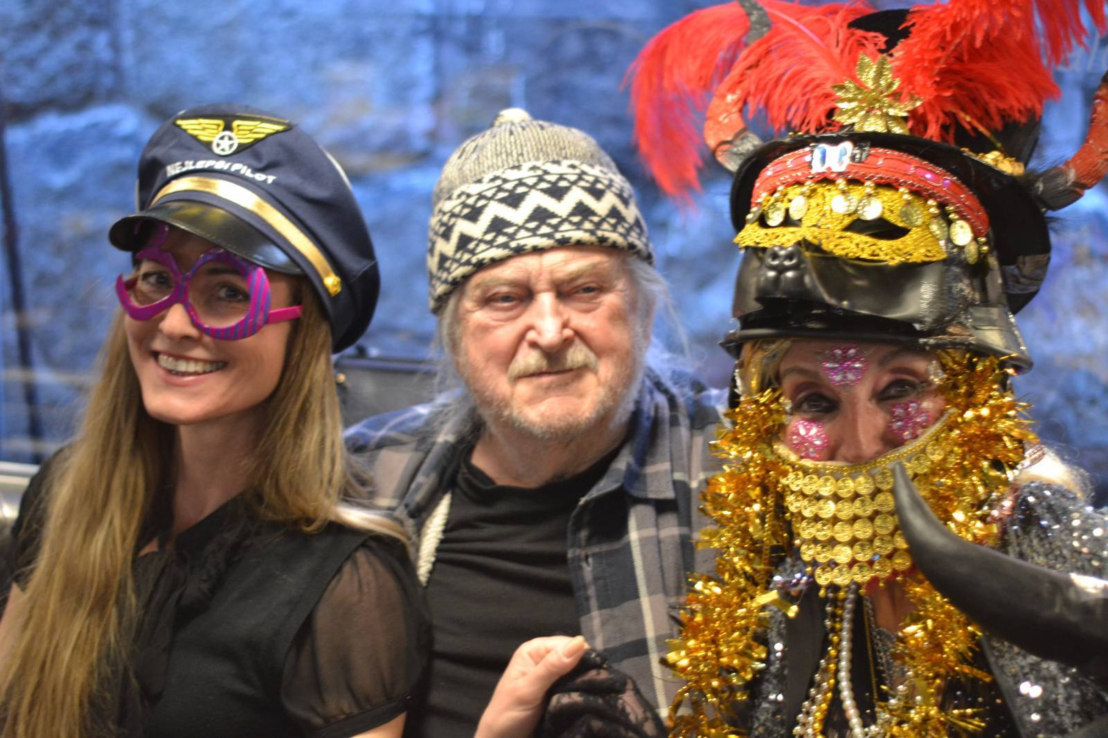 LIVE: Oslavenec Jiří Hrubeš dostal na lodi k narozeninám kontrabas, přáli mu Jana Kratochvílová, František Ringo Čech i Ondřej Hejma