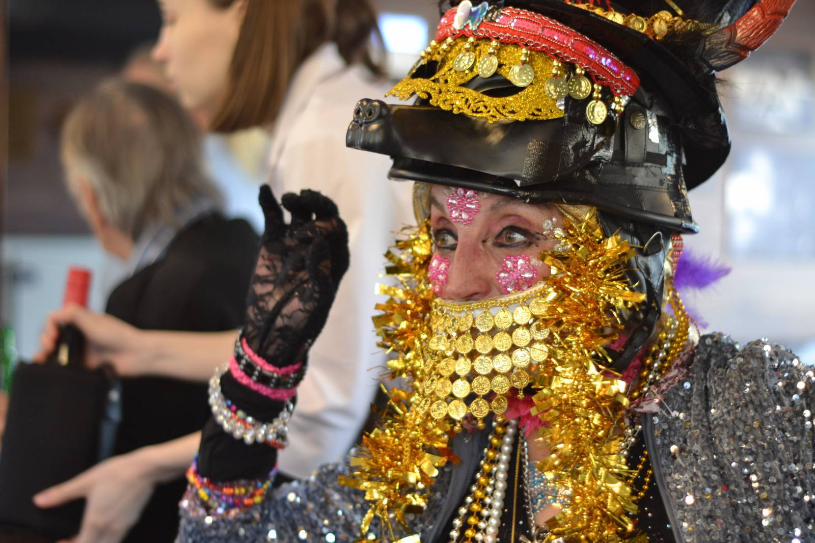 LIVE: Oslavenec Jiří Hrubeš dostal na lodi k narozeninám kontrabas, přáli mu Jana Kratochvílová, František Ringo Čech i Ondřej Hejma