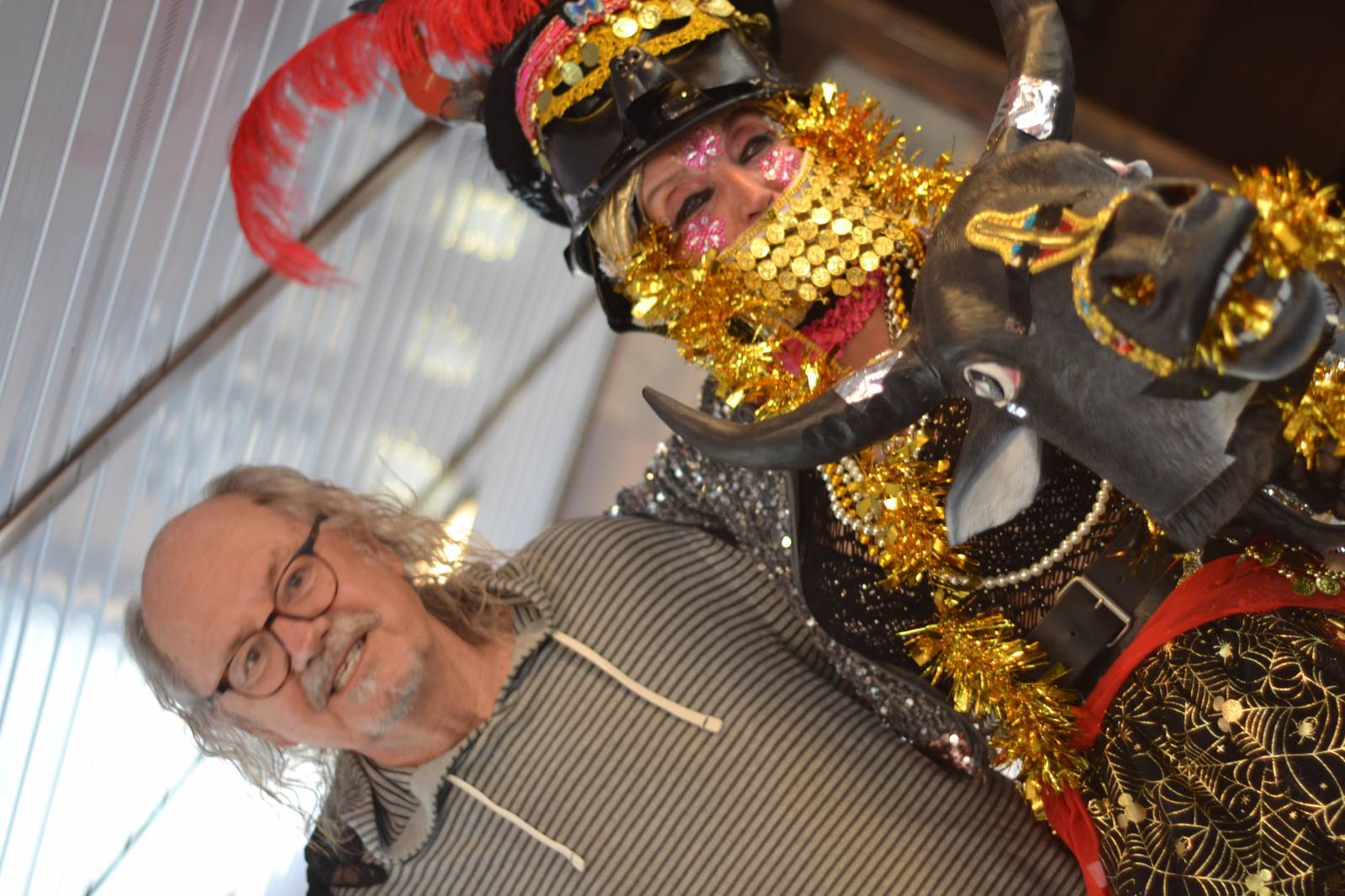 LIVE: Oslavenec Jiří Hrubeš dostal na lodi k narozeninám kontrabas, přáli mu Jana Kratochvílová, František Ringo Čech i Ondřej Hejma