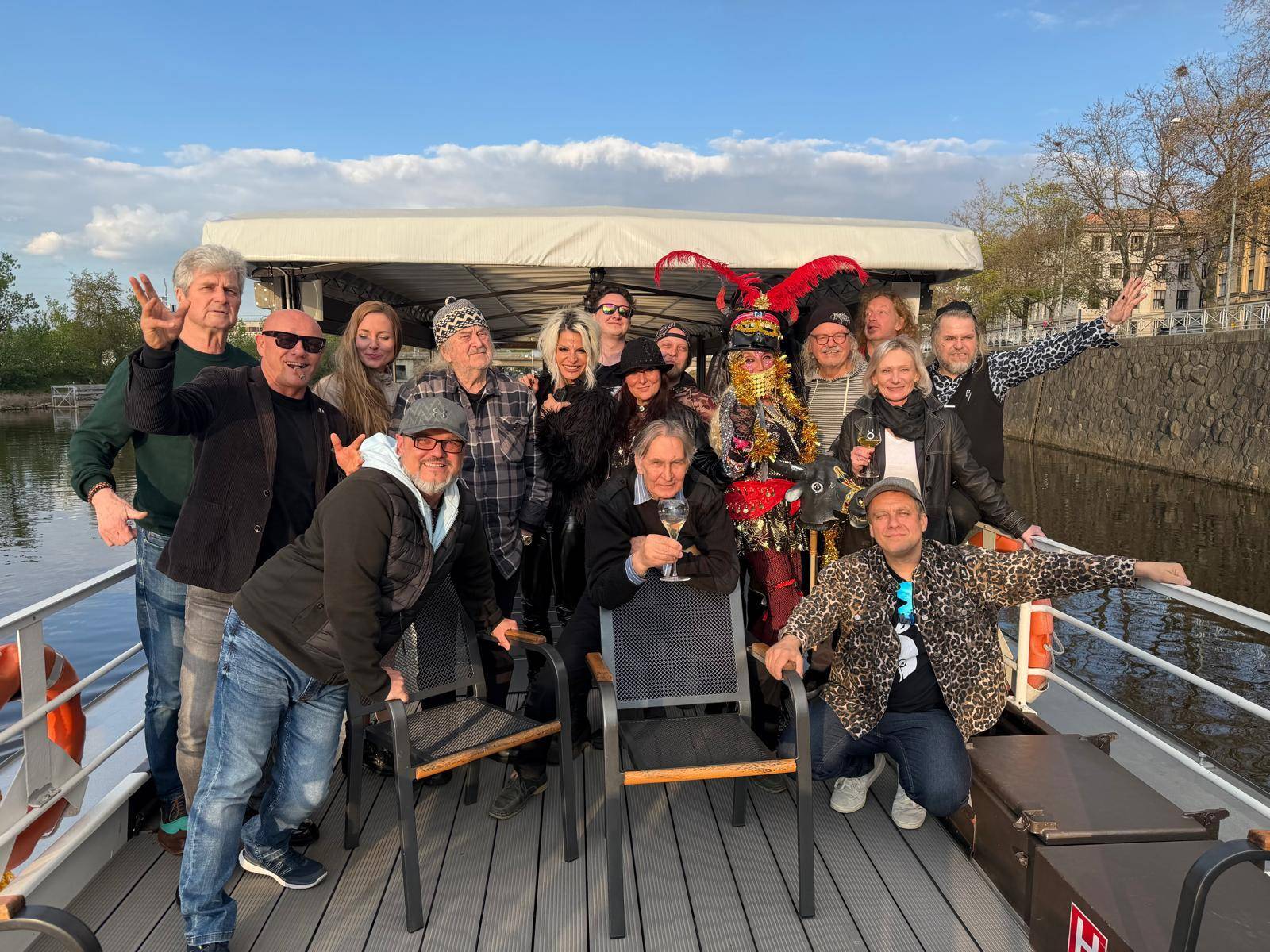 LIVE: Oslavenec Jiří Hrubeš dostal na lodi k narozeninám kontrabas, přáli mu Jana Kratochvílová, František Ringo Čech i Ondřej Hejma