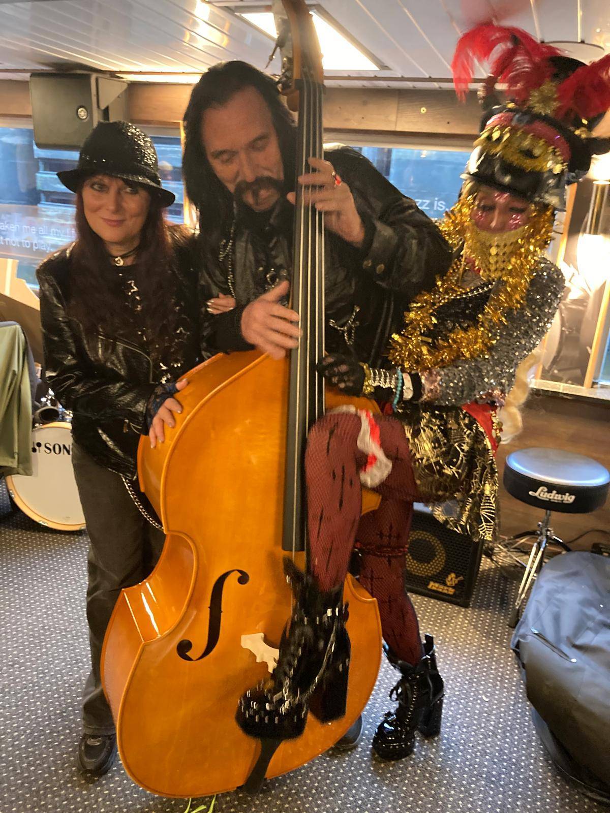 LIVE: Oslavenec Jiří Hrubeš dostal na lodi k narozeninám kontrabas, přáli mu Jana Kratochvílová, František Ringo Čech i Ondřej Hejma