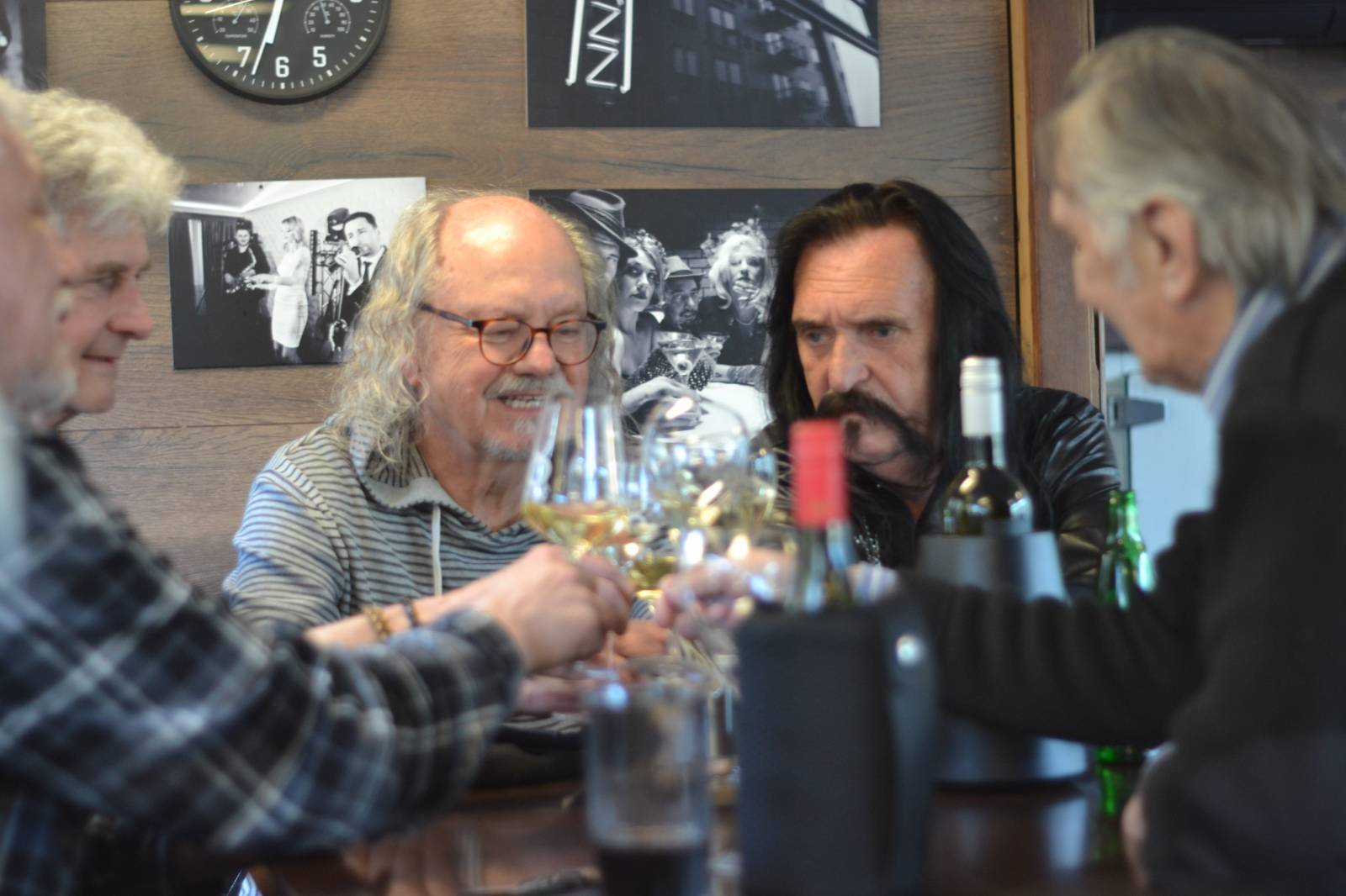 LIVE: Oslavenec Jiří Hrubeš dostal na lodi k narozeninám kontrabas, přáli mu Jana Kratochvílová, František Ringo Čech i Ondřej Hejma