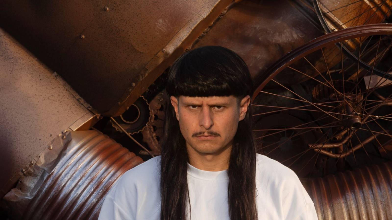 Zemřel zpěvák Oliver Tree. Osudnou mu byla srážka dvou vrtulníků