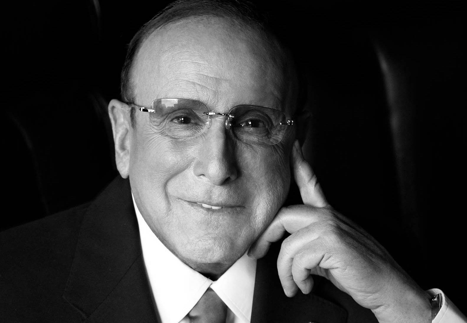 Zemřel producent Clive Davis. Pomohl nastartovat kariéru Whitney Houston nebo Bruci Springsteenovi 