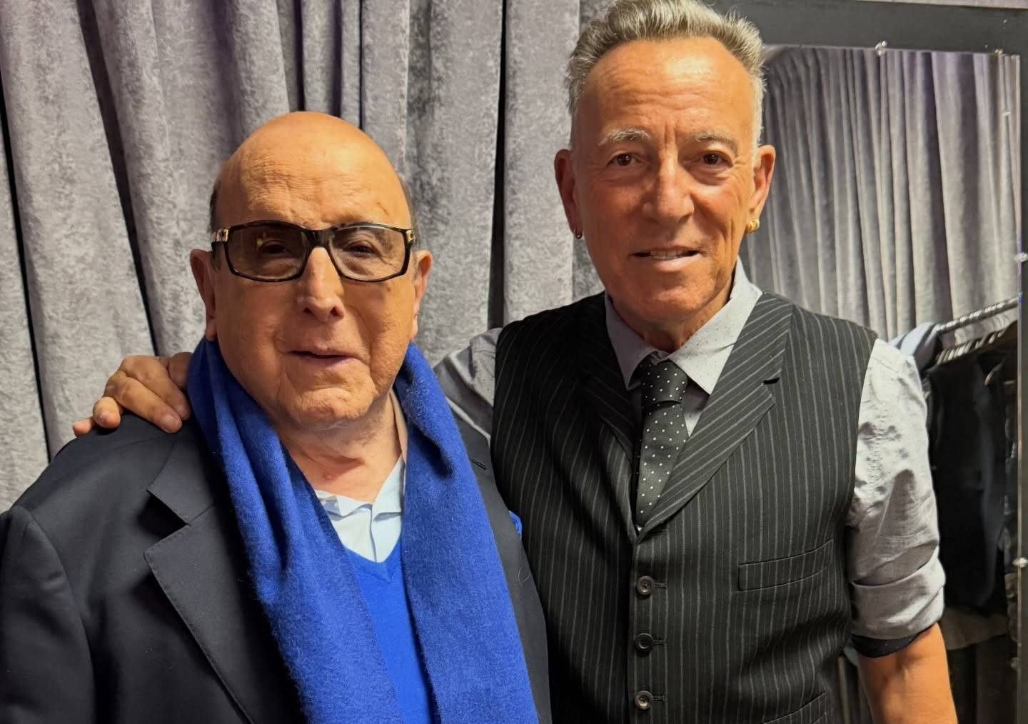 Zemřel producent Clive Davis. Pomohl nastartovat kariéru Whitney Houston nebo Bruci Springsteenovi 